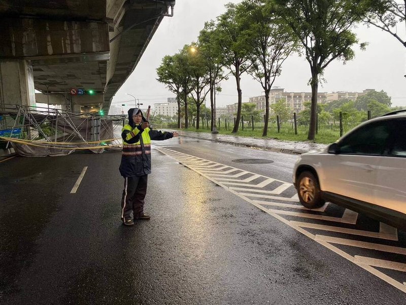 颱風山陀兒直逼南台灣,高雄市2日午後風雨漸增、多地傳出零星災情,其中在鳳山區的台88線橋墩工程發生鷹架倒塌,警方到場拉起封鎖線並引導車流。(高雄市鳳山警分局提供)中央社記者洪學廣傳真 113年10月2日