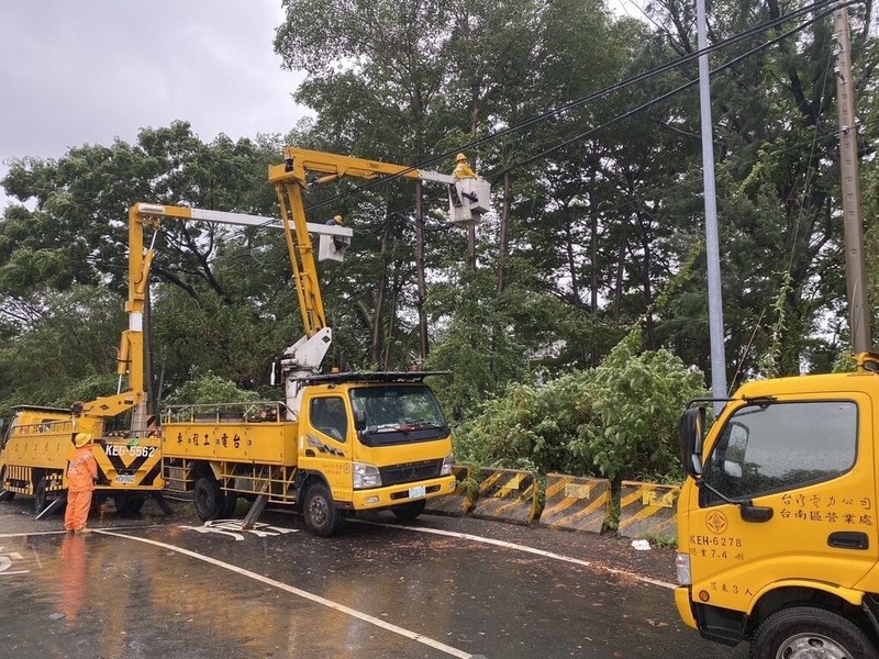 颱風山陀兒緩步來襲，台南市2日風雨逐漸增強，台灣電力公司台南區營業處成立緊急應變小組，提前進行電桿、電線周遭樹木修剪作業。（台電提供）中央社記者張榮祥台南傳真  113年10月2日