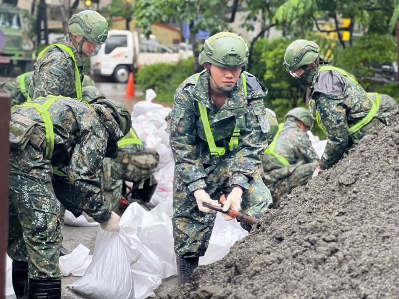 颱風山陀兒將影響南部地區，負責南台灣防務及救災的第四作戰區2日派遣官兵投入相關救災工作。（第四作戰區提供）中央社記者游凱翔傳真  113年10月2日