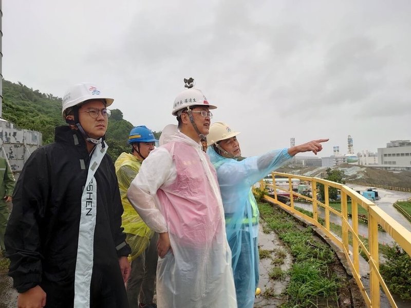 颱風山陀兒來襲，高雄市副市長羅達生（前左2）、經發局長廖泰翔（前左）2日一同到楠梓產業園區管理局、楠梓產業園區、台積電高雄F22建廠廠區及中油高煉廠等處，視察了解防颱整備情形。（高雄市經發局提供）中央社記者林巧璉傳真  113年10月2日