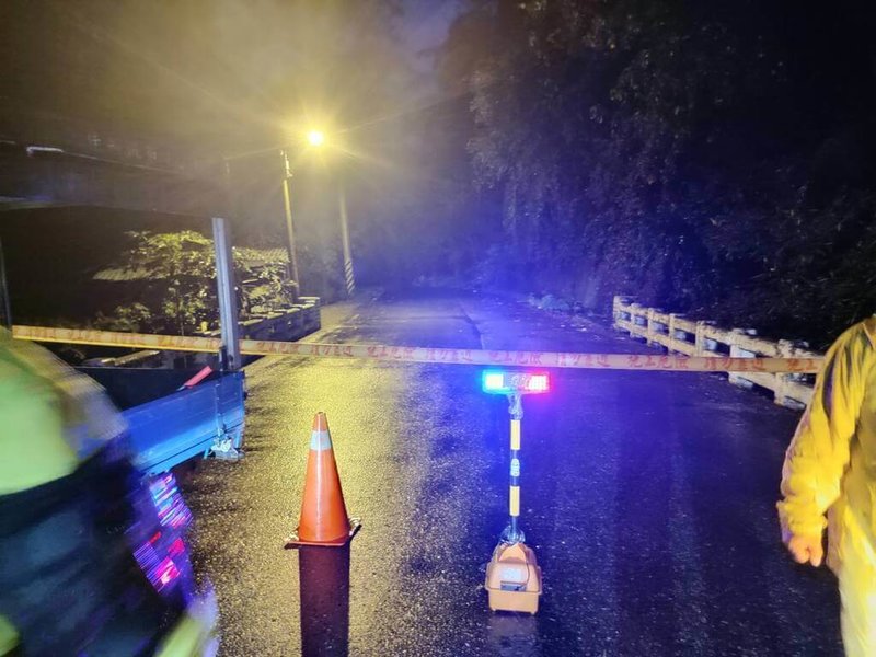 颱風山陀兒進逼台灣，花東地區雨勢不斷，花蓮縣玉里鎮德武里能雅橋北端邊坡2日有土石滑落路面、交通受阻，晚間現場已拉起封鎖線，暫時封閉道路。（花蓮縣警察局提供）中央社記者李先鳳傳真  113年10月2日