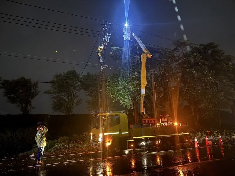 颱風山陀兒襲台，台電鳳山區處2日晚間赴高雄市大寮區進行電桿斷線修復作業。（台電提供）中央社記者曾智怡傳真  113年10月2日