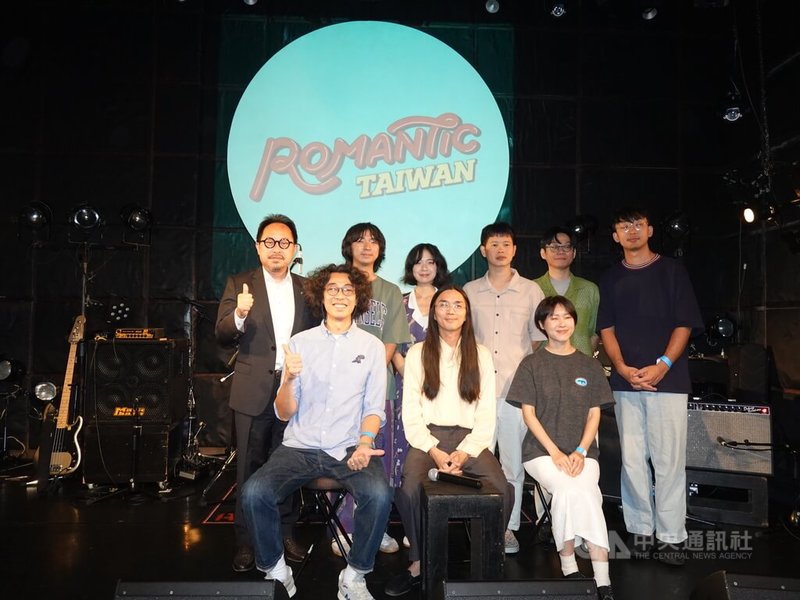 文化部駐日台灣文化中心與日本長野「蘋果音樂節」合作,首設「浪漫台灣舞台」,邀請3組台灣的獨立樂團9月29日演出。這3組樂團1日出席在東京青山的音樂展演空間舉辦的記者會及演出。後排左為駐日台灣文化中心主任曾鈐龍。中央社記者楊明珠東京攝 113年10月2日
