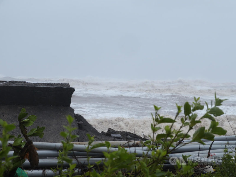 颱風山陀兒近日持續滯留台灣西南方海面,屏東縣沿海浪大,2日一早約30公尺堤防被海浪沖垮。中央社記者黃郁菁攝 113年10月2日