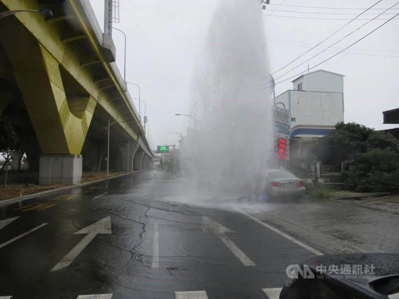 周姓男子2日中午開車行經台中市北屯區某路口時疑轉彎失控衝撞人行道上電箱及自來水管線，造成自來水洩漏噴灑，道路瞬間出現約2層樓高「噴泉」。（翻攝照片）中央社記者蘇木春傳真 113年10月2日