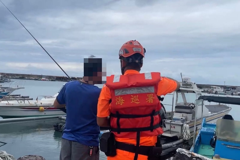 颱風山陀兒逼近，台南濱海地區偶有強風及長浪出現，海巡署南部分署第一一岸巡隊人員前往沿海警戒區域勸離觀浪遊憩民眾，避免發生危險。（第一一岸巡隊提供）中央社記者楊思瑞台南傳真  113年10月2日