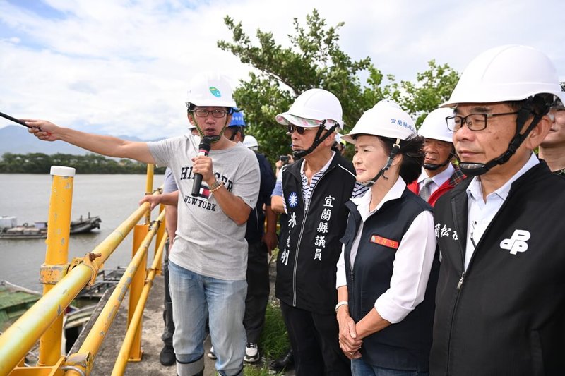 颱風山陀兒來襲，宜蘭縣長林姿妙（前右2）2日視察五結防潮閘門改善工程，確保颱風來臨前完成相關整備工作。（宜蘭縣政府提供）中央社記者王朝鈺傳真  113年10月2日