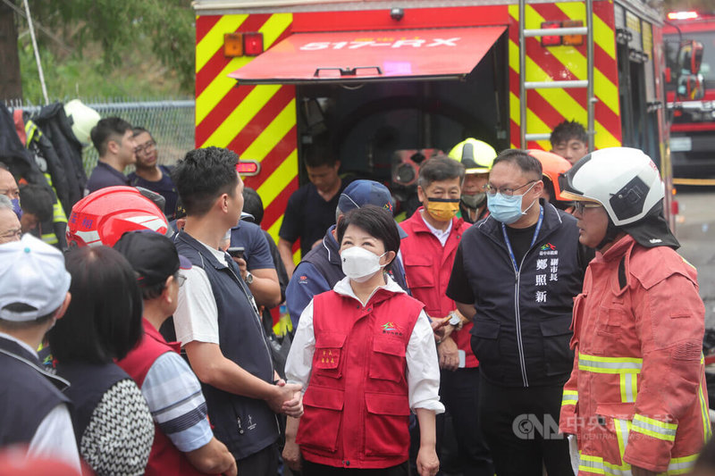 台中市西屯區一處鐵皮工廠2日發生火警造成3死1傷，市長盧秀燕（中）上午主持災害應變中心會議結束後，隨即前往火警現場了解狀況。中央社記者郝雪卿攝  113年10月2日