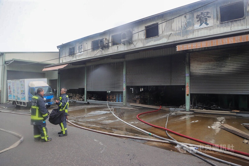 台中市西屯區某家具工廠2日發生火警釀3死1傷。市府表示，這家工廠屬舊違建，一般須待消防局火調完成後再優先拆除，但因颱風影響，都發局正會同消防局與業者現場確認，若屬不影響消防鑑定部分將優先拆除。中央社記者郝雪卿攝  113年10月2日