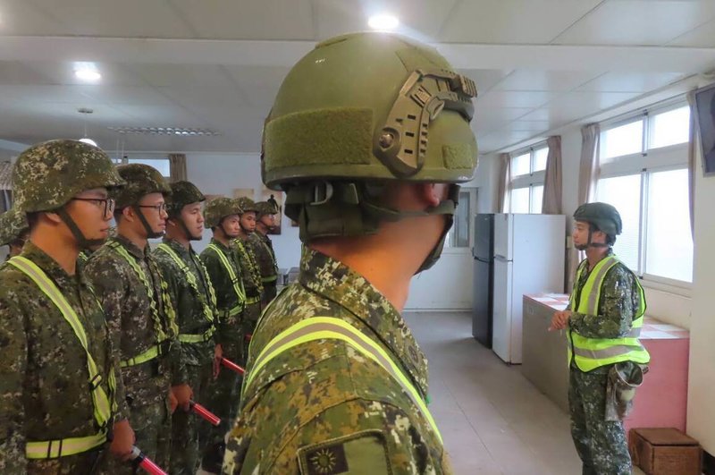 國軍澎湖第一作戰區2日表示,因應颱風山陀兒持續進逼,作戰區配合澎湖縣政府災害應變中心同步提升為一級開設,並完成救災兵力及機具整備工作,隨時準備投入協助災害救援任務。(國軍第一作戰區提供)中央社 113年10月2日