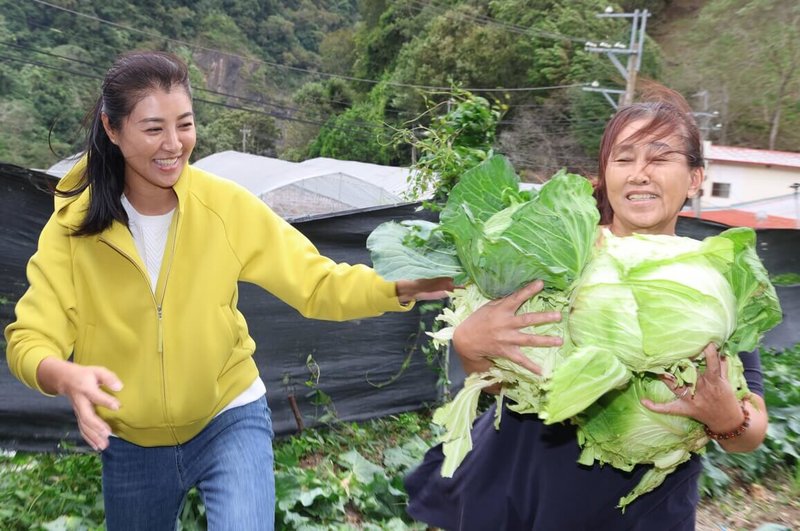 颱風山陀兒持續逼近台灣，南投縣長許淑華（左）2日親赴仁愛鄉了解當地防災整備、高山蔬果搶收等情形。（南投縣政府提供）中央社記者蕭博陽南投縣傳真  113年10月2日