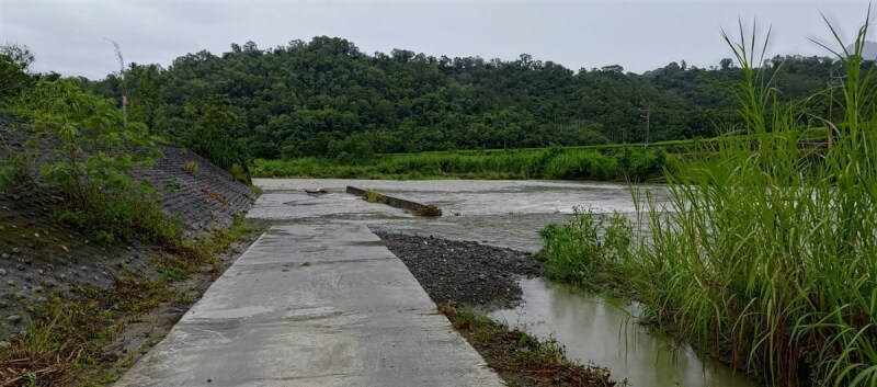 颱風山陀兒逐漸靠近，花蓮下起間歇大雨，富里鄉永豐村蚊子洞橋便道遭大水沖毀，1日持續封鎖，禁止人車通行。（花蓮縣警察局玉里分局提供）中央社記者李先鳳傳真 113年10月1日