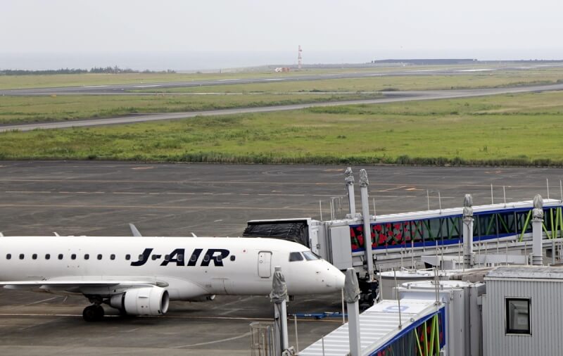 日本宮崎機場滑行道2日上午發生爆炸塌陷，所有航機暫停起降。（共同社）