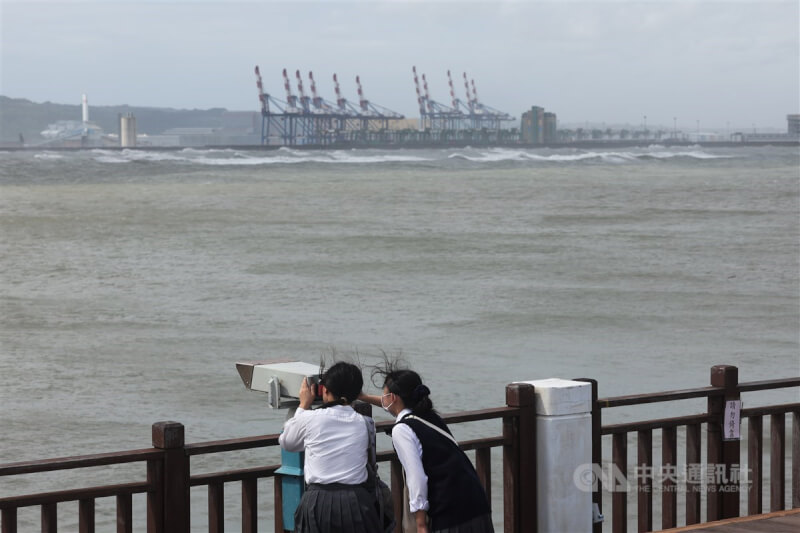 颱風山陀兒近似滯留，氣象署指出，登陸時間將延到3日，未來路徑雖然預計會在登陸後沿著西部北上，但強度也不排除登陸後就快速減弱為熱帶性低氣壓。圖為2日上午有學生在淡水漁人碼頭觀浪。中央社記者吳家昇攝 113年10月2日