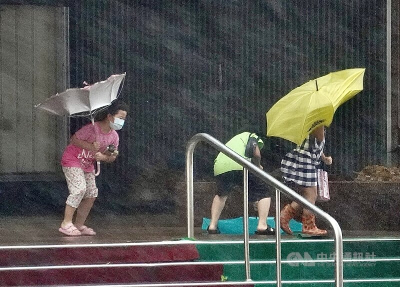 颱風山陀兒移動緩慢，2日午後高雄市苓雅區風雨漸強，民眾手中的雨傘被瞬間強風吹到開花。中央社記者董俊志攝 113年10月2日