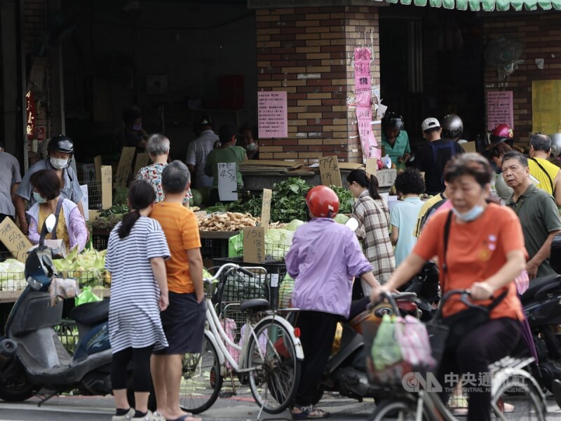 颱風山陀兒緩步向台灣西南部接近，全台2日停班停課。新北市三重區力行菜市場上午湧入採買人潮。中央社記者趙世勳攝 113年10月2日