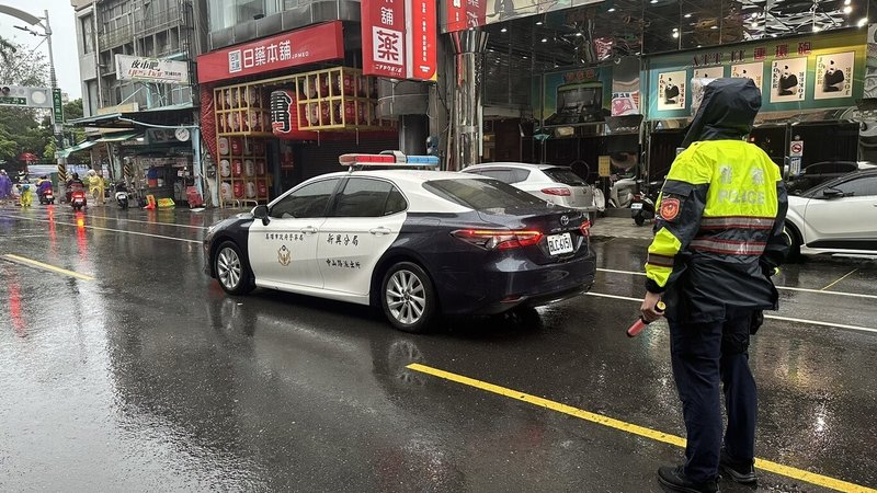 颱風山陀兒來襲，高雄市區2日午後風雨漸增，多處出現零星災情，其中新興區六合二路發生大樓玻璃遭吹落事件，警方獲報動員到場警戒。（高雄市新興警分局提供）中央社記者洪學廣傳真 113年10月2日