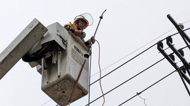 台電為防止颱風山陀兒引發鹽塵害，導致電力供應輸送受影響，台中區處2日特別派員加強清洗清水、梧棲區電桿礙子。（台電公司提供）中央社記者趙麗妍傳真  113年10月2日