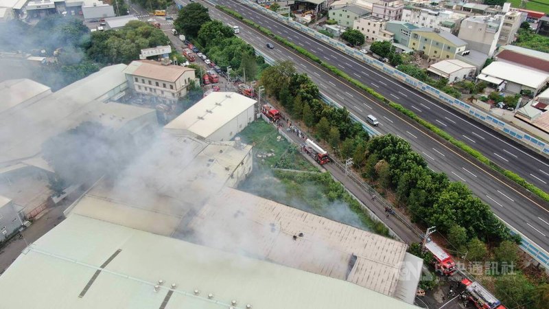 台中市西屯區一處鐵皮工廠2日上午發生火警，消防局獲報後出動各式消防車及人員前往搶救。（翻攝照片）中央社記者蘇木春傳真  113年10月2日