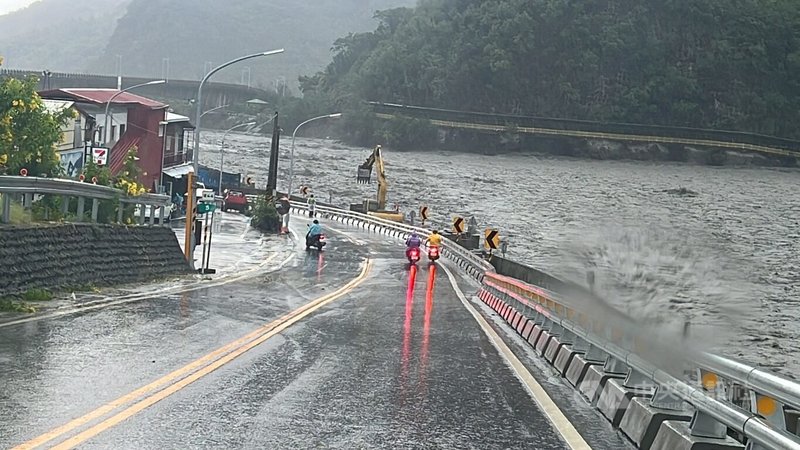 颱風山陀兒帶來連日大雨，引發太麻里溪溪水暴漲，村民憂心再度潰堤，台東縣政府2日緊急吊掛消波塊、沙包加固堤岸，並與公所持續嚴密監控水位。中央社記者盧太城台東攝 113年10月2日