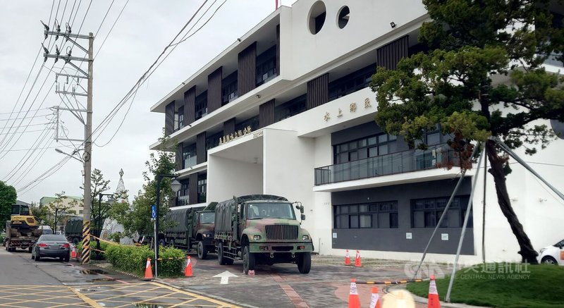 颱風山陀兒慢步接近台灣,嘉義縣水上鄉公所2日趕在風雨到來之前,協調國軍撤離易淹水地區居民,軍用卡車在鄉公所前待命。中央社記者蔡智明攝 113年10月2日