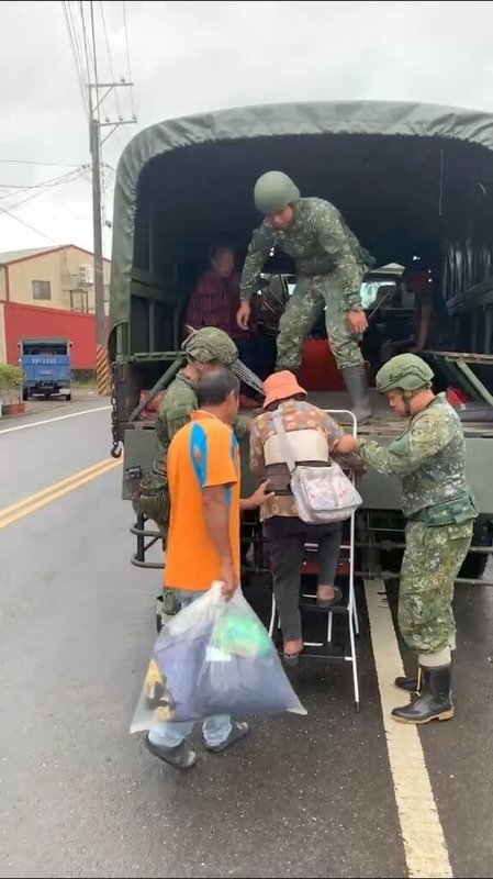 颱風山陀兒近似滯留，氣象署指出，登陸時間將延到3日；高雄市政府2日擴大預防性撤離位於土石流警戒區住戶2258人、大規模崩塌危險區住戶132人等。（高雄市水利局提供）中央社記者蔡孟妤傳真 113年10月2日