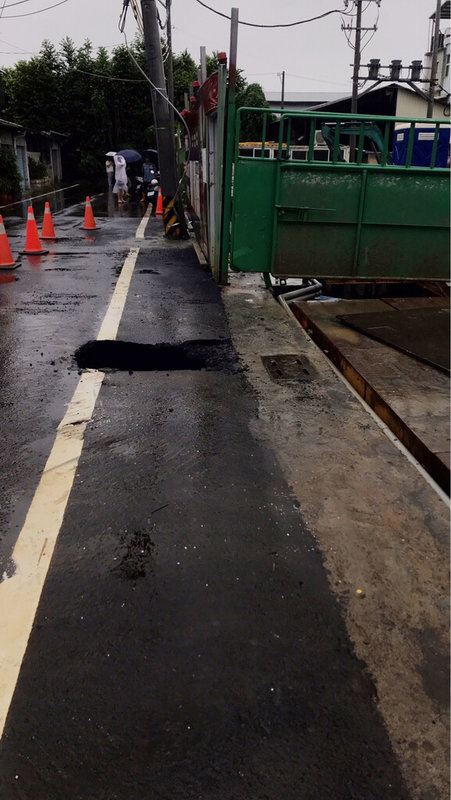 屏東縣潮州鎮和祥街附近路面、草皮2日出現坑洞,潮州鎮公所表示,鄰近建案正在開挖地下室,坑洞為地基掏空所致,已請建商灌漿穩定,預計晚間可處理完畢。(潮州鎮公所提供)中央社記者黃郁菁傳真 113年10月2日