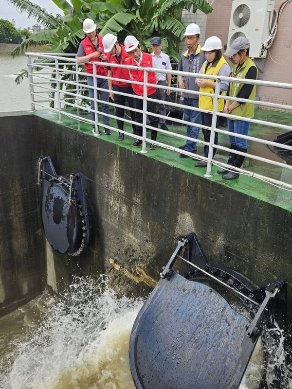 颱風山陀兒直逼南台灣，高雄市副市長林欽榮（左3）等人2日下午前往路竹、阿蓮、茄萣等北高雄3區視察水利設施運作及防汛整備情形，指示各排水系統抽水站防颱工作務必全面到位。（高雄市水利局提供）中央社記者張已亷傳真  113年10月2日