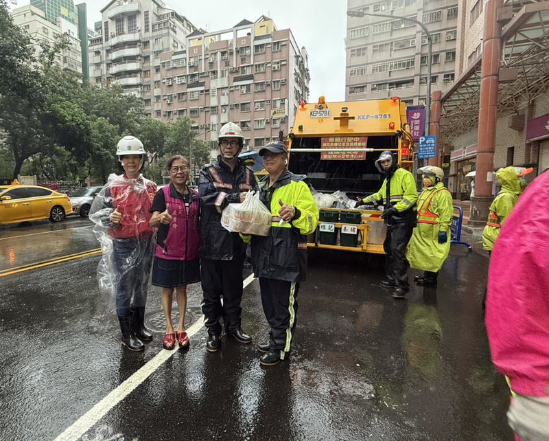 因應颱風山陀兒移動速度緩慢，3日風雨可能不利垃圾清運，高雄市環保局2日中午起啟動各區隨車收運作業，市長陳其邁（左3）下午現身慰勞辛苦的清潔隊人員。（高雄市環保局提供）中央社記者洪學廣傳真  113年10月2日