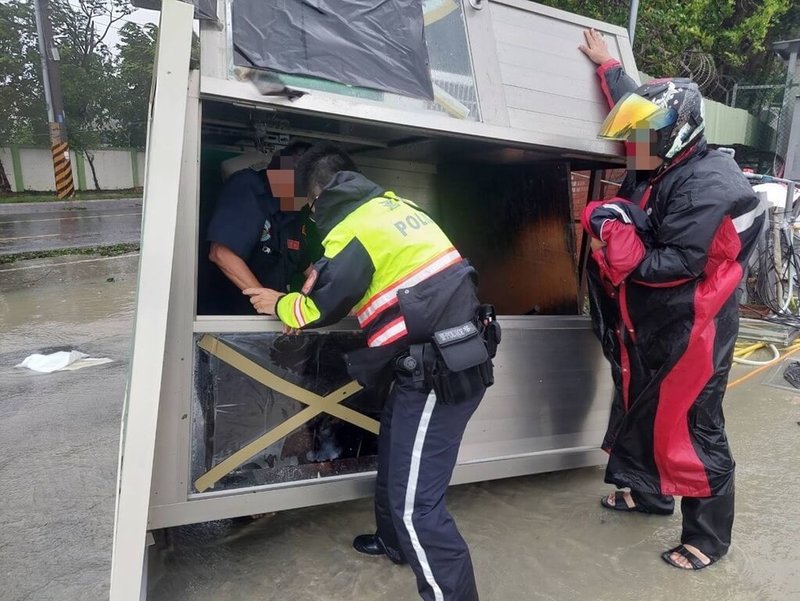 颱風山陀兒帶來強烈風雨，高雄小港一處警衛亭3日遭強風吹倒，導致陳姓警衛受困，警方獲報到場將其背出，幸陳男僅手腳擦挫傷。（高市小港警分局提供）中央社記者洪學廣傳真 113年10月3日