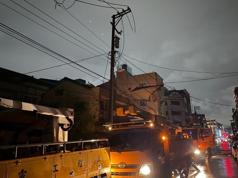 颱風山陀兒重創高雄市，逾15萬戶停電，台灣電力股份有限公司總動員搶修，目前仍約6萬5000餘戶未恢復供電。（台電提供）中央社記者林巧璉傳真 113年10月3日