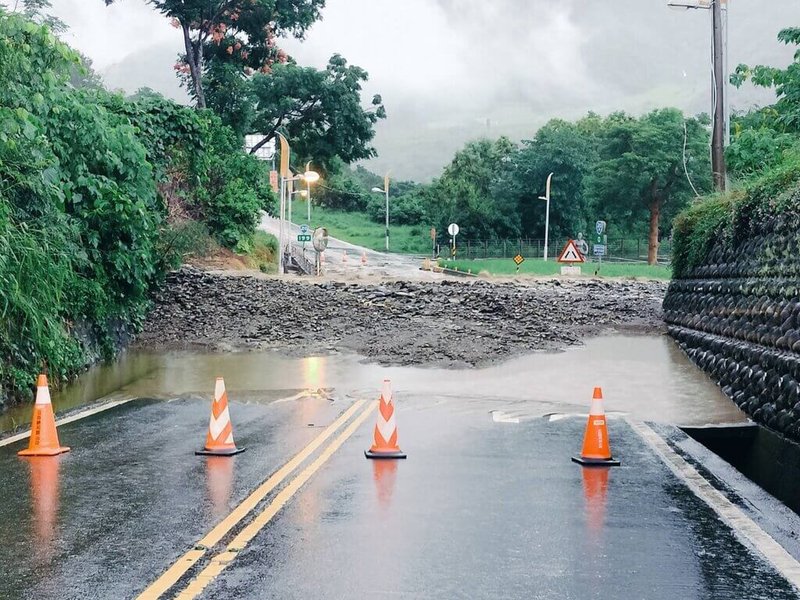 南橫公路台東端入口處初來路段，3日清晨發生土石流，造成道路雙向阻斷。（關山工務段提供）中央社記者盧太城台東傳真  113年10月3日