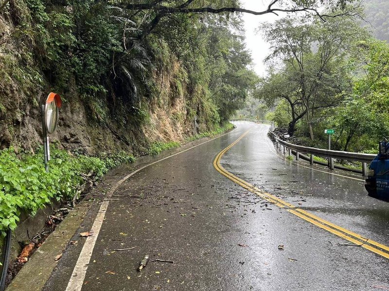 中橫公路東段3日午後雨量趨緩，下午3時先解除大禹嶺至天祥封路管制。天祥以東路段（天祥-太魯閣口）沿線仍有邊坡泥瀑、零星落石與土石滑坍情形，搶修團隊持續關注、適時搶災清坍。（公路局東區養護工程分局提供）中央社記者李先鳳傳真  113年10月3日