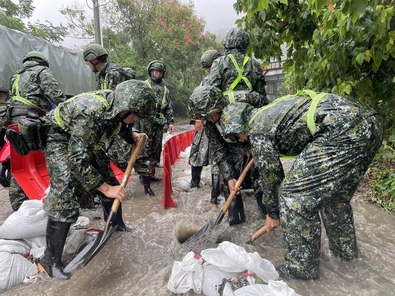 台東縣太麻里鄉沙崙溪溢堤，洪水挾帶土石淹沒前往金針山產業道路和兩旁農田，陸軍第二作戰區3日動員官兵堆沙包、築堤引水導流，防止土石流入村落和太麻里街道。（台東指揮部提供）中央社記者盧太城台東傳真  113年10月3日