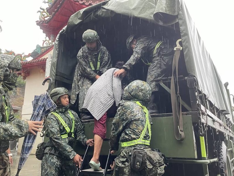 受到颱風山陀兒影響，台東截至3日下午撤離1212人，傍晚國軍持續協助撤離民眾，有飯店業者提供免費住宿，只收清潔費，也有飯店可用觀光署國旅補助，盼藉此機會幫助撤村民眾。（陸軍台東指揮部提供）中央社記者盧太城台東傳真  113年10月3日