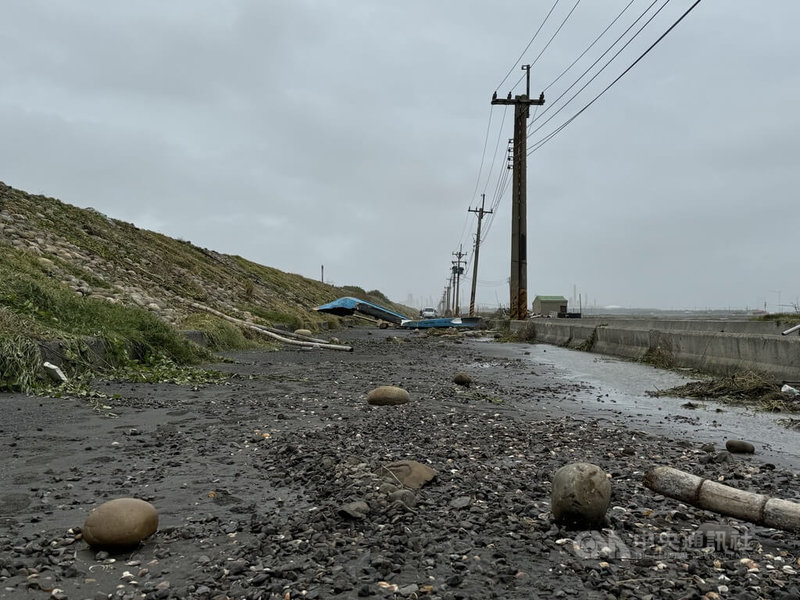 颱風山陀兒強襲，雲林縣台西鄉新興海堤風勢強勁，海堤內防汛道路上可見被強風吹入的舢舨船、堆砌在外海土堤上的石礫等雜物，所幸無人受傷。中央社記者姜宜菁攝  113年10月3日