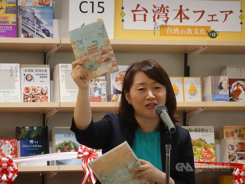 台灣月書展活動8月底至10月陸續在日本36家紀伊國屋書店分店擴大辦理。此次特別推出邀請日本知台學者團體SNET台灣編纂「台灣書旅-美食中的文化台灣」小冊。SNET台灣代表理事赤松美和子3日表示,這小冊相當搶手。中央社記者楊明珠東京攝 113年10月3日
