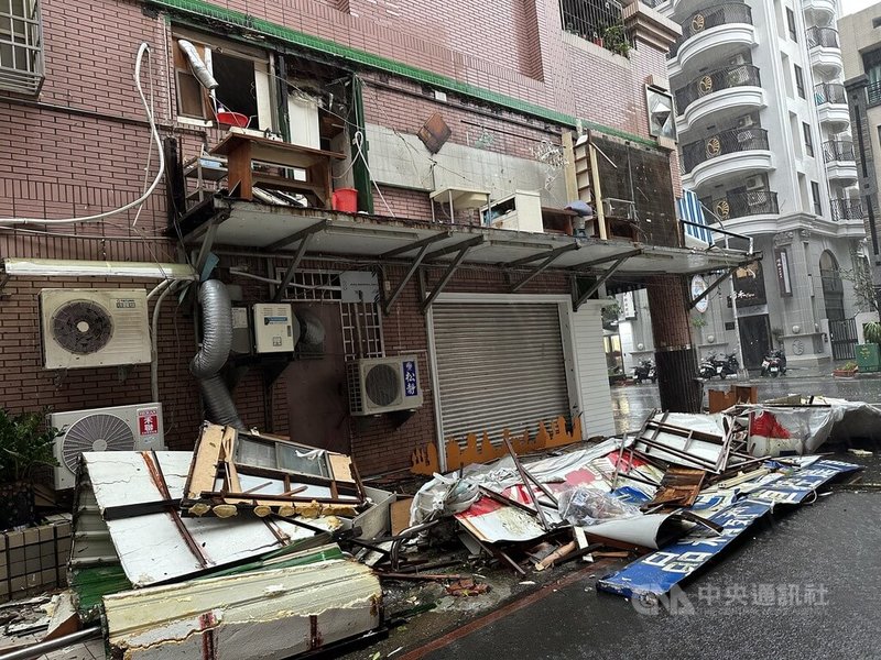 颱風山陀兒登陸,侵襲高雄,當地風雨強勁不斷傳出災情,多處有招牌、鐵皮、路樹被吹翻,還有大樓疑似陽台區域整個被掀翻,僅剩地板與水槽、家具等。中央社記者林巧璉攝 113年10月3日