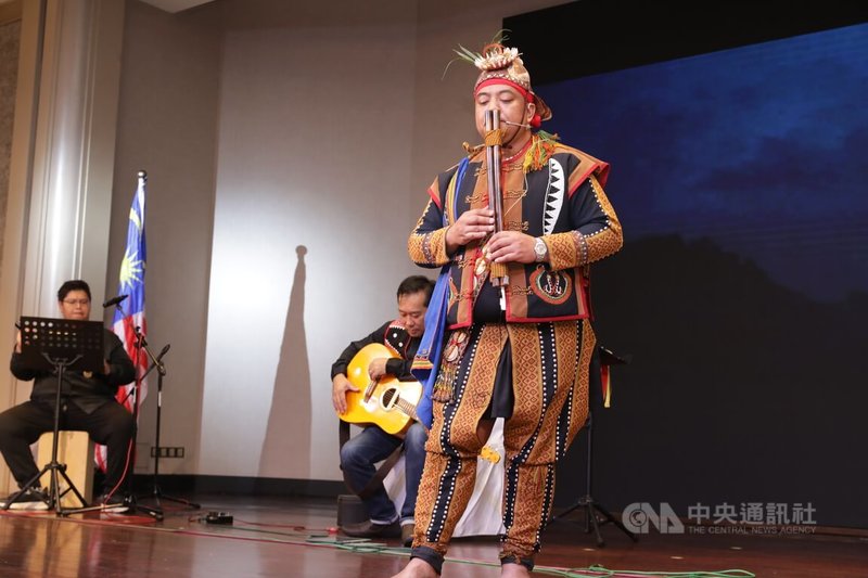 駐馬來西亞台北經濟文化辦事處3日舉行國慶酒會，圖為原住民鼻笛音樂家暨第30屆金曲獎得主佶佬（Gilra Gilrao，杜振勇）（右）與大馬當地樂手表演。中央社記者黃自強吉隆坡攝  113年10月3日