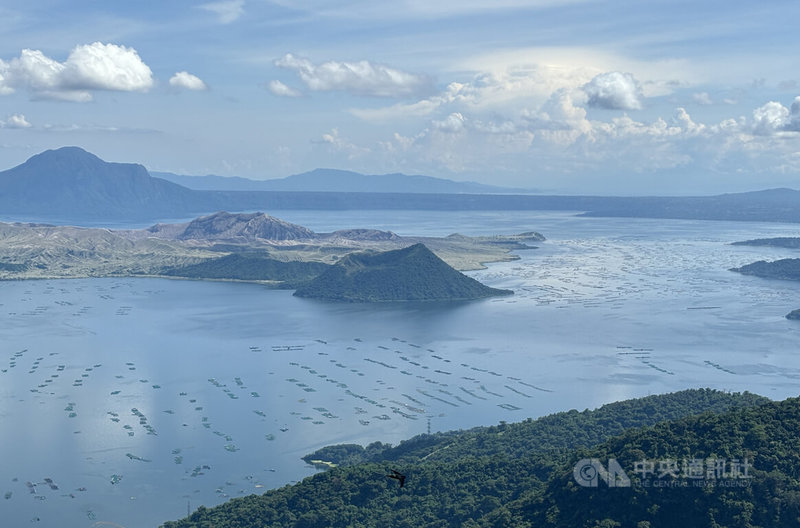 菲律賓的塔爾火山位於大馬尼拉地區以南約50公里的湖泊當中，號稱全球最小的活火山，鄰近的山城大雅台市是絕佳觀景地點。圖中較低矮者為主要噴發的火山口。中央社記者林行健大雅台攝  113年10月3日