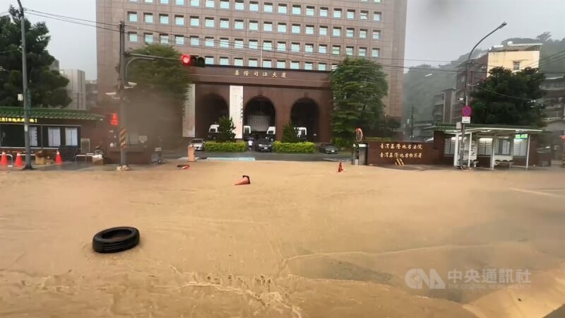 颱風山陀兒襲台，3日大雨狂炸基隆市，基隆地方法院前東信路（圖）嚴重淹水，整條馬路頓時成河道。中央社記者王朝鈺攝 113年10月3日