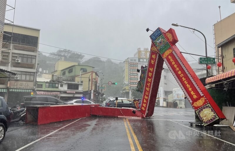 颱風山陀兒帶來強風豪雨，3日高雄市鼓山區元亨寺一帶有木製牌樓被強風吹垮、倒塌在路面。中央社記者董俊志攝 113年10月3日