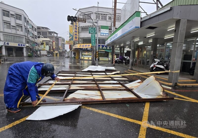 颱風山陀兒3日中午於高雄小港附近登陸，高屏地區正風強雨驟，氣象署並發布颱風強風告警，注意平均12級風或陣風14級以上風力。圖為高雄小港區多處招牌被強風吹落。中央社記者董俊志攝 113年10月3日