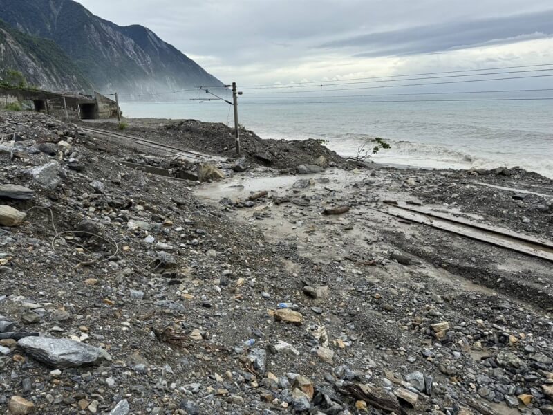 圖為颱風山陀兒逼近，台鐵北迴線9月30日出現土石流，部分路段土石流覆蓋鐵。（民眾提供）