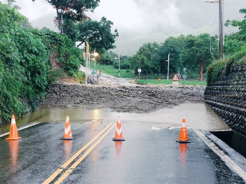 南橫公路台東端入口處初來路段，3日清晨發生土石流，造成道路雙向阻斷。（關山工務段提供）中央社記者盧太城台東傳真 113年10月3日