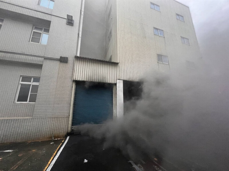 屏東縣東港安泰醫院3日一早發生火警,消防局獲報馳援,大樓鐵捲門底下竄出濃濃黑煙,相當嚇人。(屏東縣政府提供)中央社記者洪學廣傳真 113年10月3日