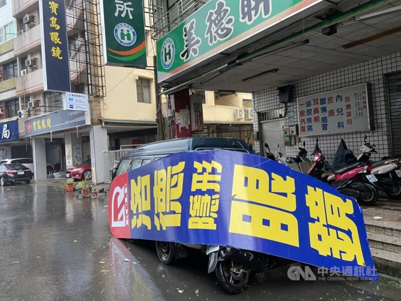 颱風山陀兒3日中午登陸後，高雄風強雨驟，高屏出現12級平均風力或14級強陣風，小港區多處招牌被強風吹落。中央社記者董俊志攝 113年10月3日