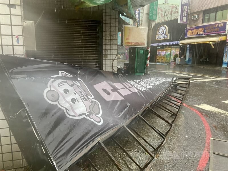 颱風山陀兒3日中午登陸後,高雄風強雨驟,小港區多處招牌被強風吹落。中央社記者董俊志攝 113年10月3日