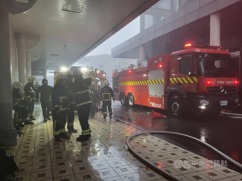 屏東縣東港安泰醫院3日上午火警，院方緊急疏散院內醫護人員及患者，消防人員獲報到場協助救援。中央社記者黃郁菁攝 113年10月3日