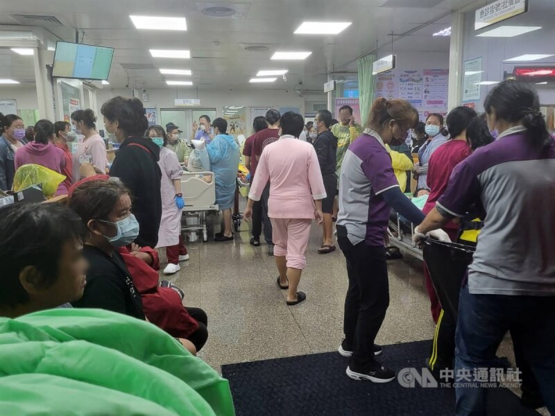 屏東縣東港安泰醫院3日發生火警,大樓冒黑煙,院方緊急疏散院內醫護人員及患者,部分醫護病患疏散到醫院A棟大樓。中央社記者黃郁菁攝 113年10月3日